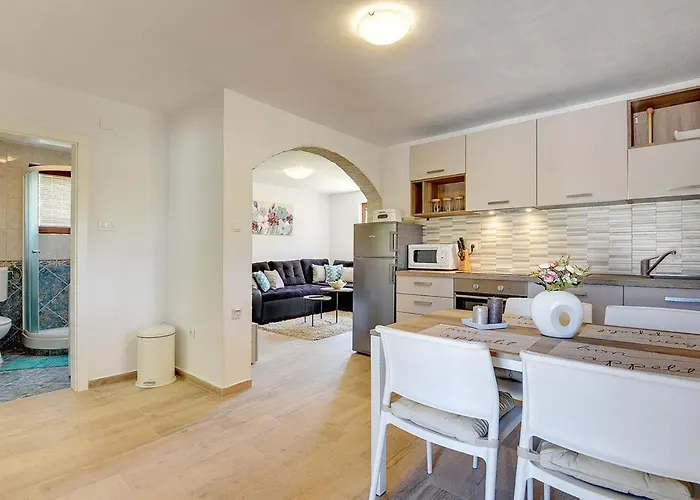 Apartments Jela 메덜린