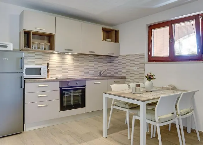 Apartments Jela 메덜린