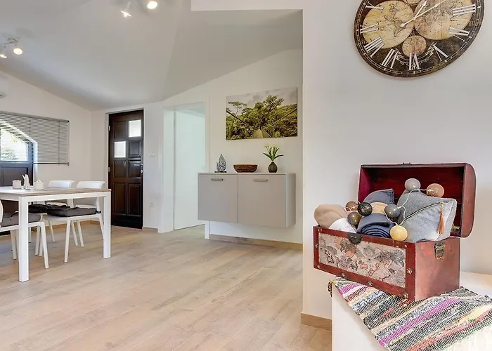 Apartments Jela 메덜린